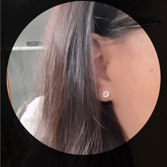 Mini daisy stud earrings - Picture 2 of 2